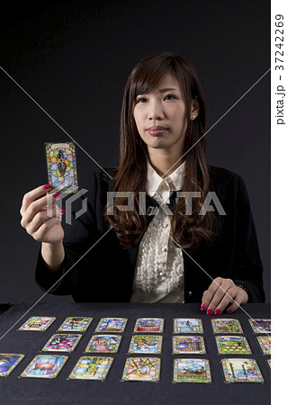 占い師　タロットカード 37242269