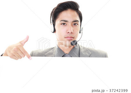 ホワイトボードを持つオペレーター ホワイトボードを持つオペレーター 37242399