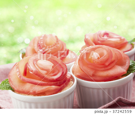 薔薇の花をあしらったアップルタルト 37242559