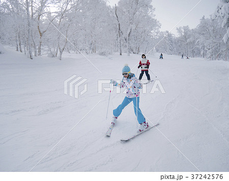 スキーをする家族 37242576