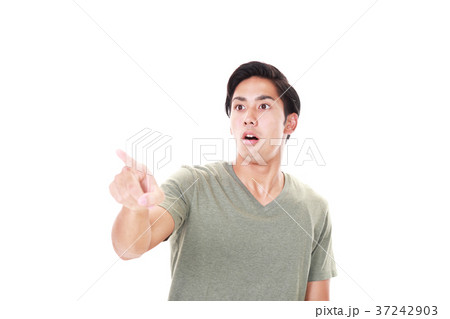 驚く男性 37242903
