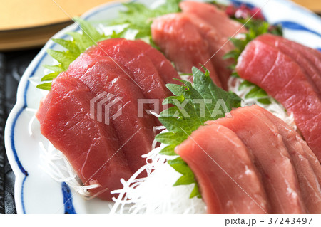 鮪の刺身盛り合わせ 37243497