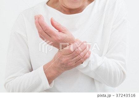 シニア　手首痛 37243516