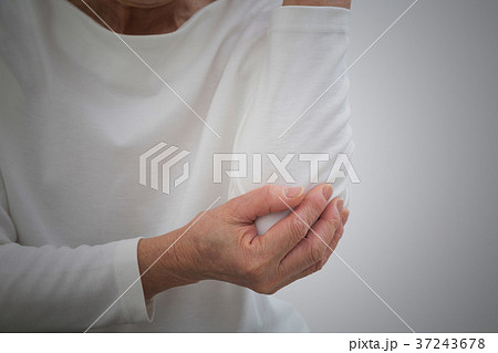 シニア　肘痛 37243678