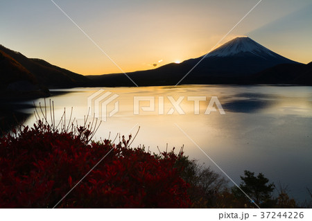 富士山 日の出 本栖湖 の写真素材