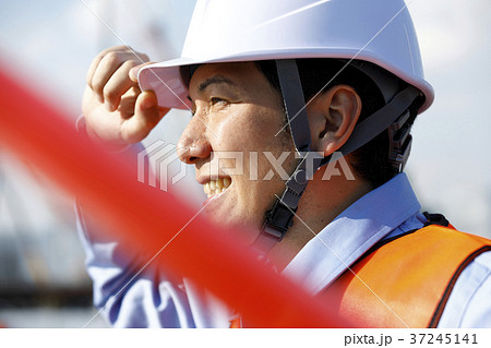 若い男性　土木作業員　警備員　ガードマン　交通誘導　ガテン系　作業員 37245141