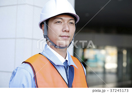若い男性　警備員　ガードマン　交通誘導　ガテン系　作業員 37245173