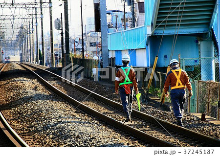 歩行巡回で安全運行を下支えする… 保線要員・保線マン 歩行巡回で安全運行を下支えする… 保線要員・保線マン 37245187