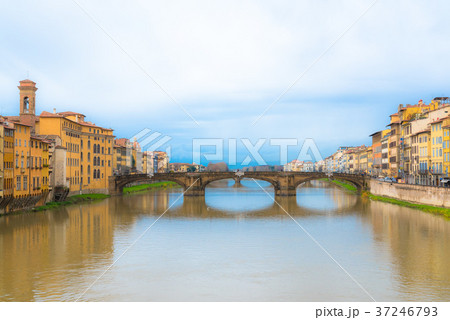 フィレンツェ ヴェッキオ橋から眺めるアルノ川の写真素材