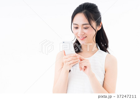 若い女性（スマホ） 37247211