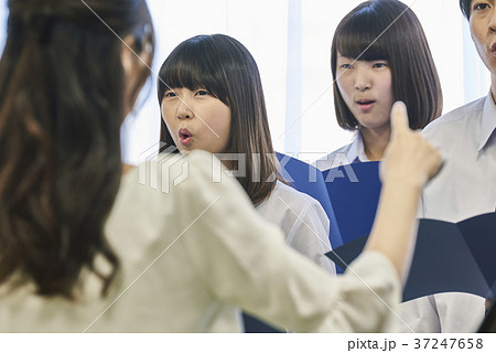 音楽の先生と合唱練習 37247658