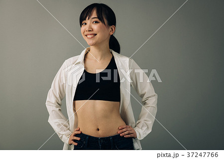 ダイエット くびれ ウエスト 腹筋 若い女性の写真素材