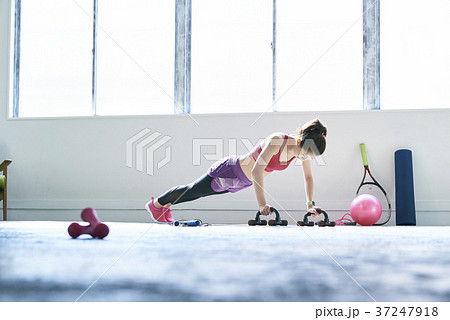 室内でトレーニングをする若い女性 37247918