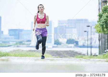 公園で走る若い女性 公園で走る若い女性 37248179
