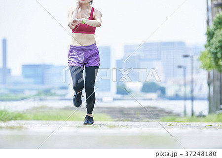 公園で走る若い女性 37248180