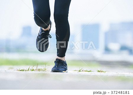 公園で走る若い女性 37248181
