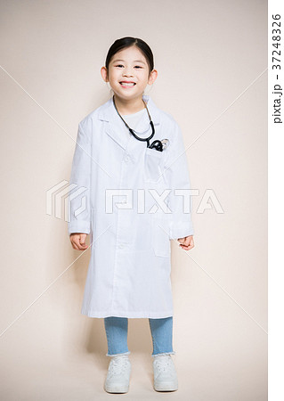 少女 聴診器 医師 37248326