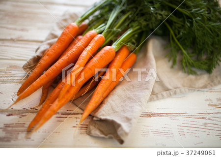 Fresh organic carrot 37249061