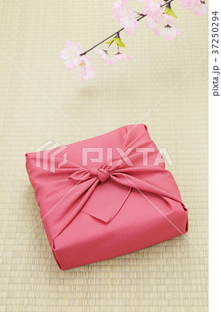風呂敷包みと桜の花 37250294