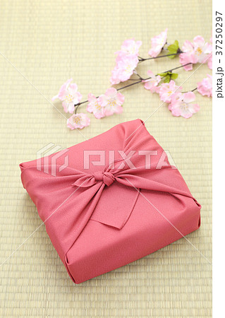 風呂敷包みと桜の花 37250297