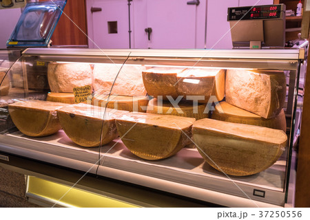 イタリアチーズ　フィレンツェ中央市場 37250556