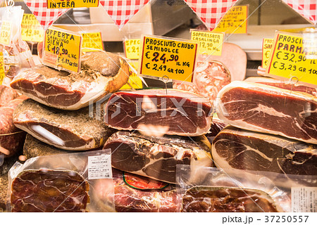 イタリアの生ハム 　フィレンツェ中央市場 37250557