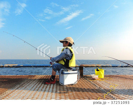 海釣りをする少年 37251093