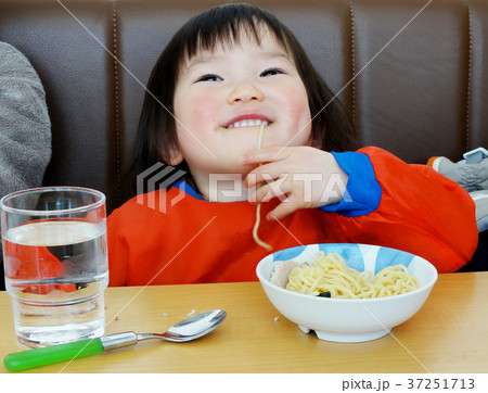 ラーメンを食べる子ども 37251713
