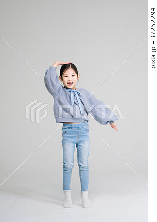 子供 女性 韓国人の写真素材
