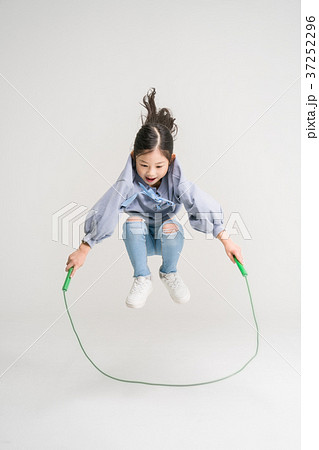 縄跳び 子供 女性 37252296