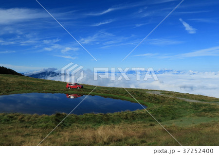天空の池　CMみたいな写真 37252400