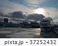凍った海と停泊船　寒い景色 37252432