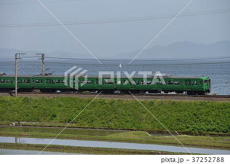 びわ湖をバックに走る113系 37252788