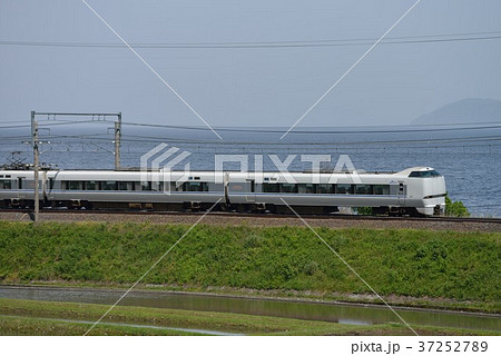 びわ湖をバックに走る683系 37252789
