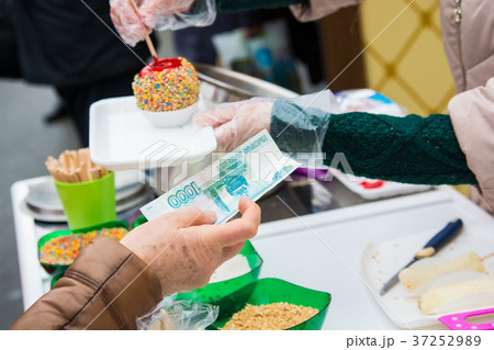 Hand holds bank note for dessert 37252989