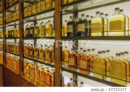 棚に並んだウイスキーの原酒 37253157