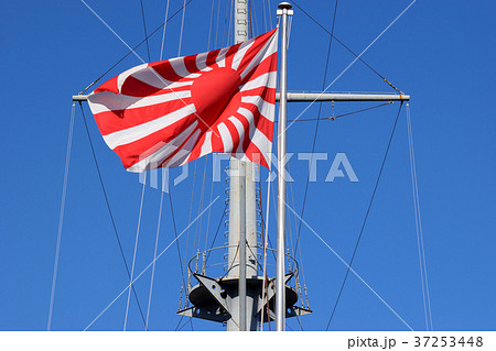 記念艦 三笠の軍艦旗（旭日旗）とマストの写真素材 [37253448