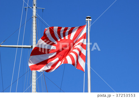 記念艦 三笠の軍艦旗（旭日旗）とマストの写真素材 [37253553