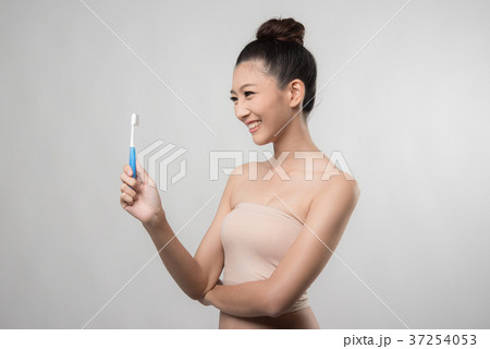 woman brushing her teeth 37254053