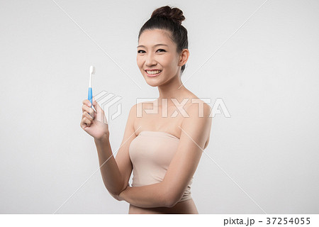 woman brushing her teeth 37254055