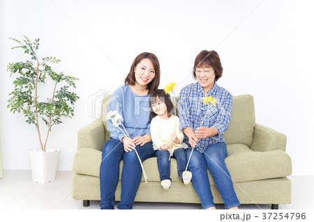 おばあちゃんにお花を渡す子供 37254796