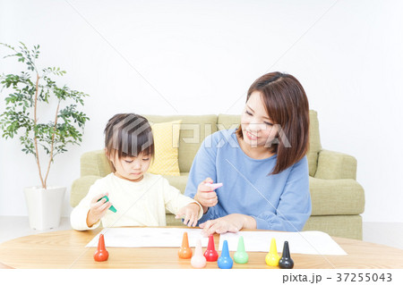 お絵かきをする親子 お絵かきをする親子 37255043