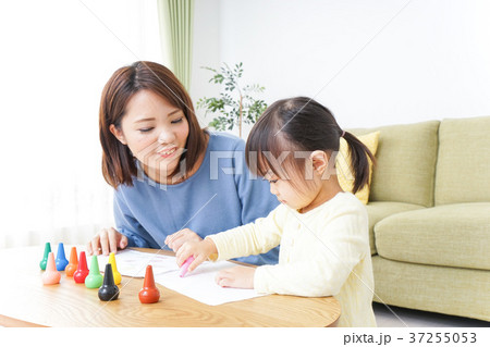 お絵かきをする親子 37255053