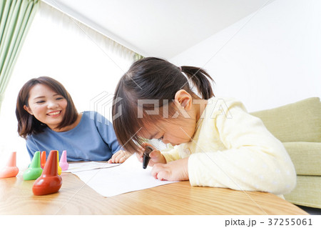 お絵かきをする親子 37255061