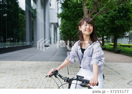 自転車に乗る女性 37255177