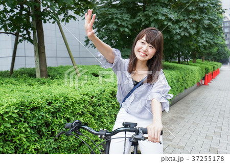自転車に乗る女性 自転車に乗る女性 37255178