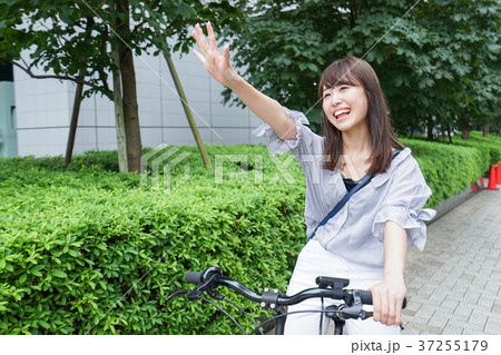 自転車に乗る女性 37255179