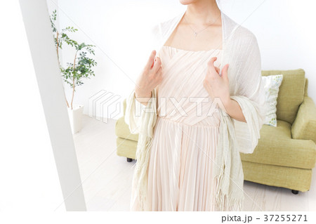 おでかけ準備をする女性 37255271
