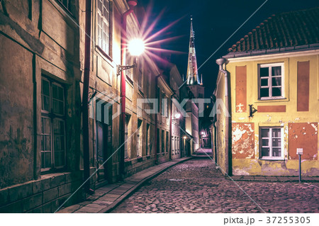 Night street in the Old Town of Riga, Latvia Night street in the Old Town of Riga, Latvia 37255305