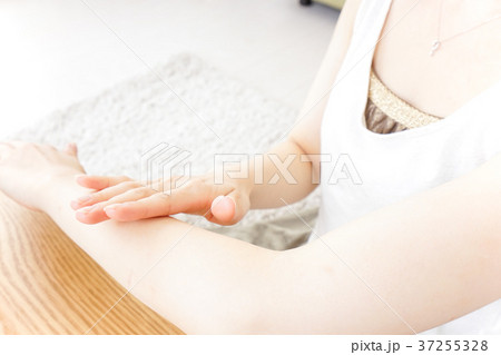 ハンドケアをする女性 ハンドケアをする女性 37255328
